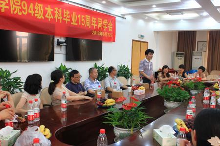 星际娱乐城
副院长潘春雷向94级校友介绍学校学院发展情况