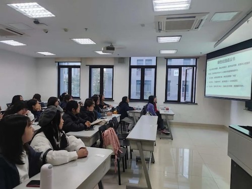 星际娱乐城
各班级组织召开“共建绿色校园”主题班会