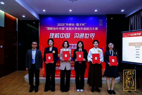 图八 (图中右一为金雪琰)。参赛选手:金雪琰。指导老师:全恩京、王甜、孙海龙 图八 (图中右一为金雪琰)。参赛选手:金雪琰。指导老师:全恩京、王甜、孙海龙